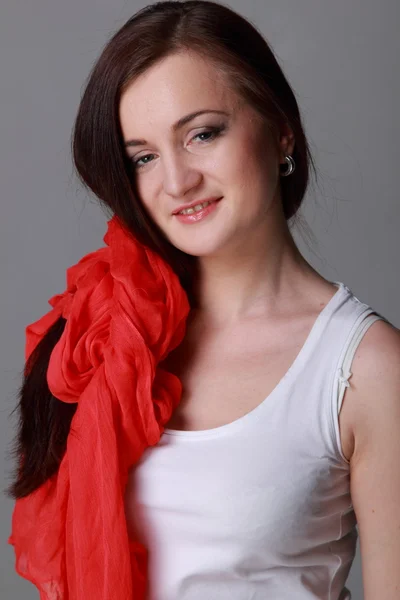 Schönes Mädchen mit rotem Schal — Stockfoto