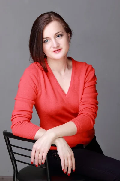 Beautiful girl posing on the chair — Stock Photo, Image