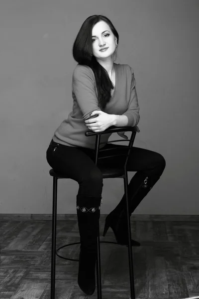 Beautiful girl posing on the chair — Stock Photo, Image