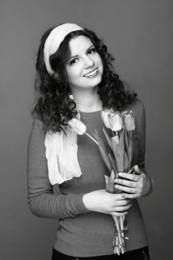 Siyah-Beyaz Lale ile bir kız portresi