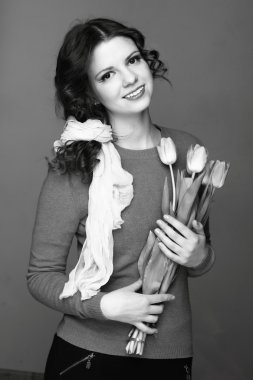 Siyah-Beyaz Lale ile bir kız portresi