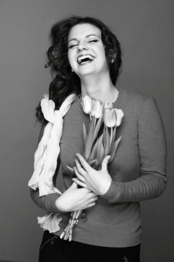 Siyah-Beyaz Lale ile bir kız portresi