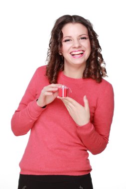 Hediye kutusu olan kız..