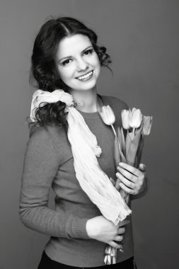 Laleli bir kızın siyah beyaz portresi