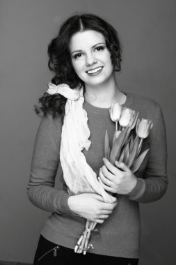 Laleli bir kızın siyah beyaz portresi