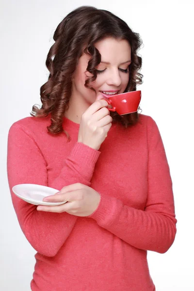 Schönes Mädchen mit einer roten Tasse — Stockfoto