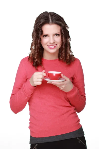 Belle fille avec une tasse rouge — Photo