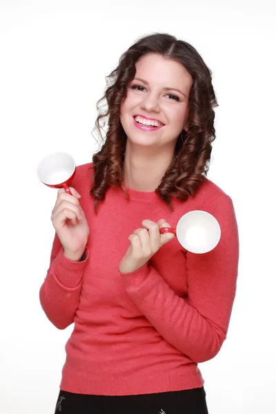 Hermosa chica con tazas rojas — Foto de Stock