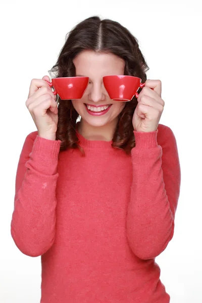 Hermosa chica con una taza roja — Foto de Stock