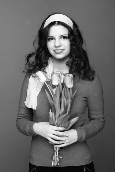 Svartvita porträtt av en flicka med tulpaner — Stockfoto