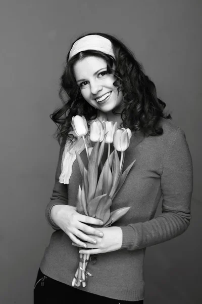 Portrait noir et blanc d'une fille avec des tulipes — Photo