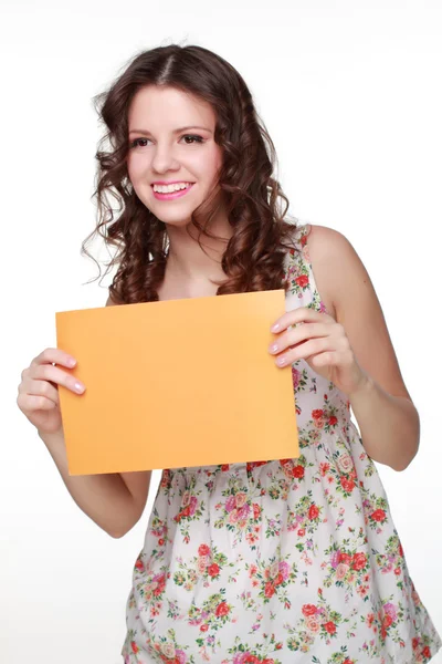 Morena con papel amarillo en las manos —  Fotos de Stock