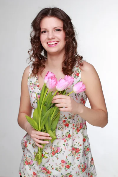 Mädchen mit Frühlingsblumen — Stockfoto