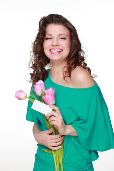 Mulher com cartão de visita e tulipas — Fotografia de Stock