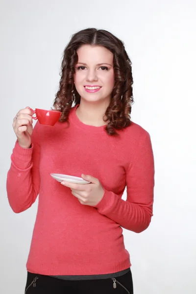 Hermosa chica con una taza roja — Foto de Stock