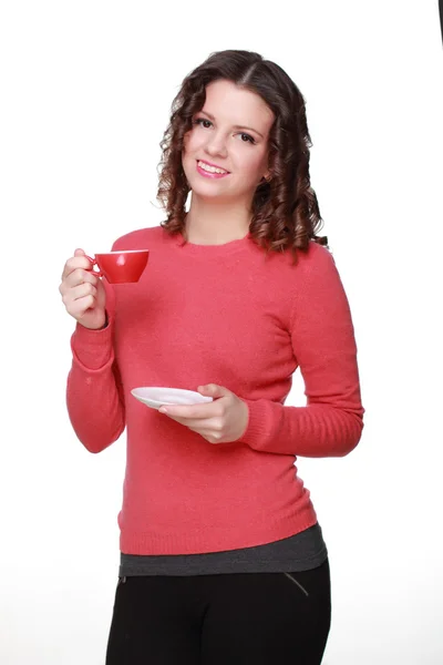 Hermosa chica con una taza roja — Foto de Stock