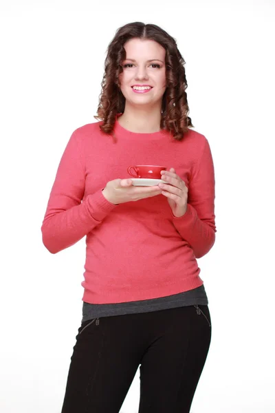 Hermosa chica con una taza roja — Foto de Stock