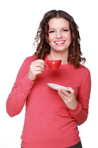 Vacker flicka med en röd kopp — Stockfoto