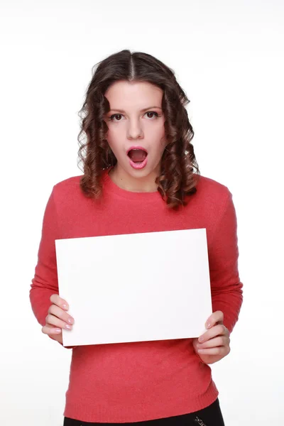 Brunette avec du papier dans les mains — Photo