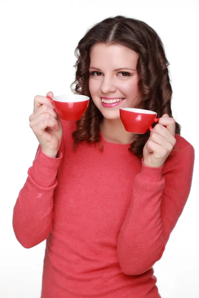 Hermosa chica con tazas rojas — Foto de Stock