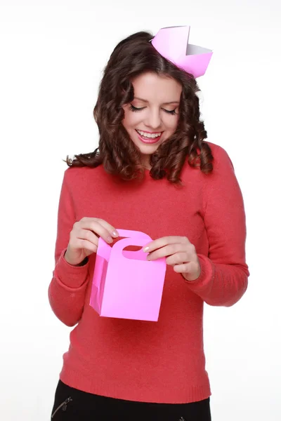 Dziewczyna z pudełkiem prezentów. — Zdjęcie stockowe