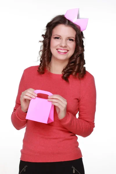 Flicka med presentförpackning. — Stockfoto