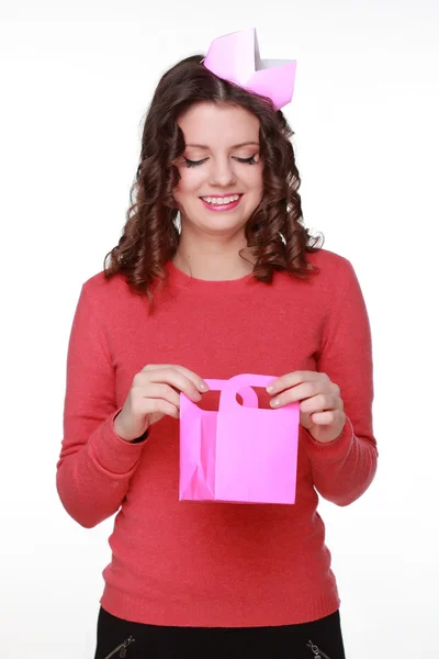 Dziewczyna z pudełkiem prezentów. — Zdjęcie stockowe
