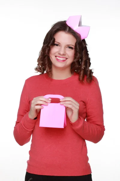 Chica con caja de regalo. —  Fotos de Stock