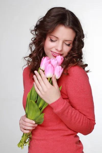 Ragazza con fiore primaverile — Foto Stock