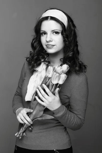 Portrait noir et blanc d'une fille avec des tulipes — Photo