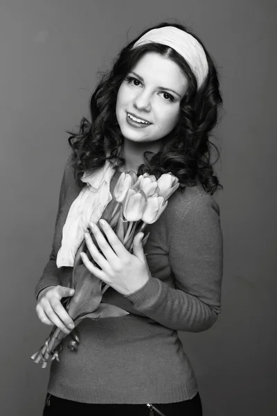 Retrato en blanco y negro de una chica con tulipanes —  Fotos de Stock