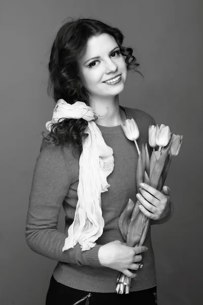 Retrato en blanco y negro de una chica con tulipanes — Foto de Stock