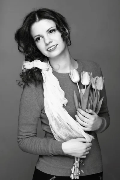 Fekete-fehér portré egy lányról tulipánnal — Stock Fotó