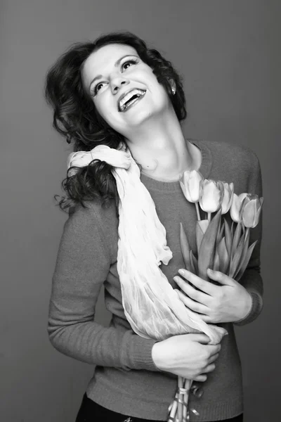 Zwart-wit portret van een meisje met tulpen — Stockfoto