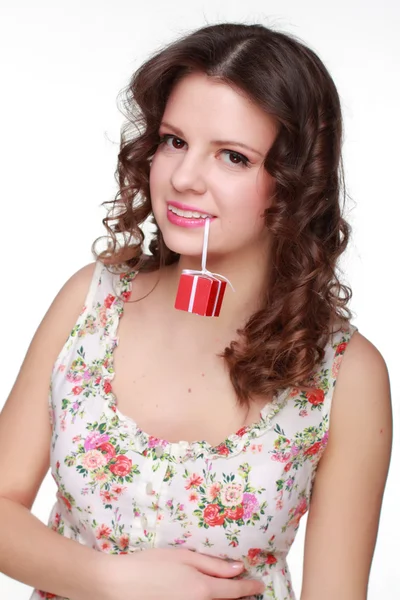 Menina com caixa de presente. — Fotografia de Stock