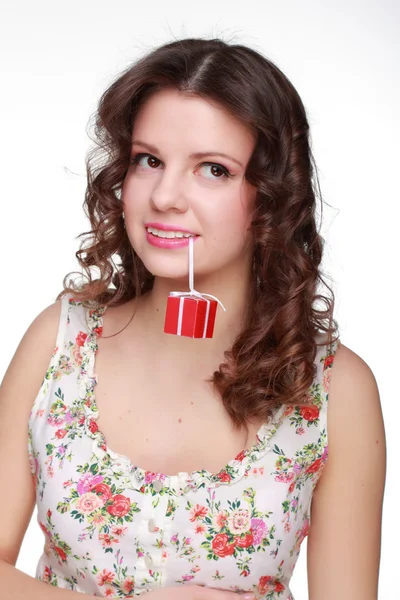 Meisje met geschenkdoos. — Stockfoto