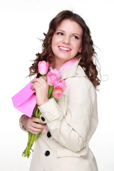 Menina com flor de primavera e caixa de presente — Fotografia de Stock