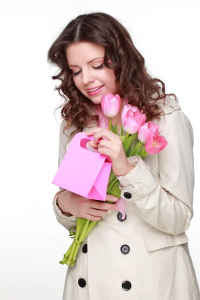 Chica con flor de primavera y caja de regalo — Foto de Stock