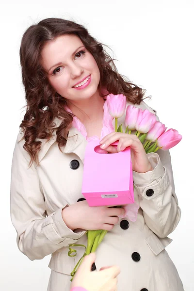 Chica con flor de primavera y caja de regalo — Foto de Stock