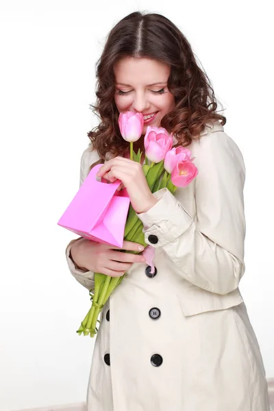 Mädchen mit Frühlingsblume und Geschenkbox — Stockfoto