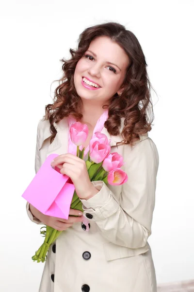 Dívka s jarní květiny a dárkové krabice — Stock fotografie
