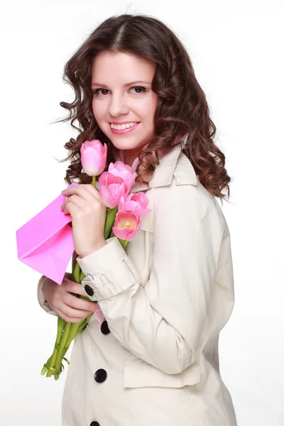 Chica con flor de primavera y caja de regalo — Foto de Stock