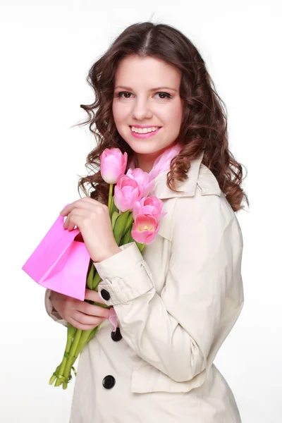 Chica con flor de primavera y caja de regalo — Foto de Stock