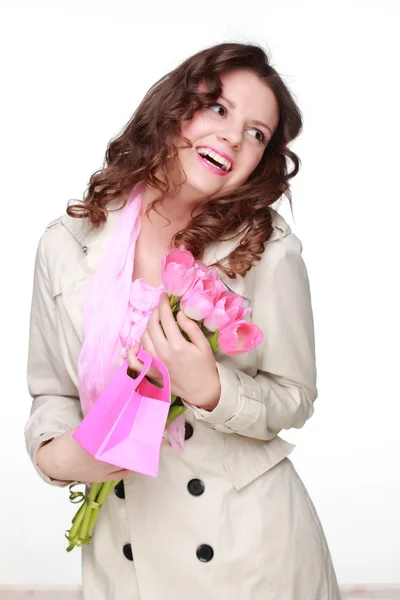 Chica con flor de primavera y caja de regalo —  Fotos de Stock