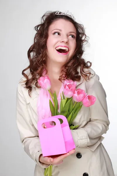 Chica con flor de primavera y caja de regalo — Foto de Stock