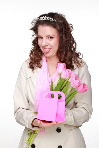 Menina com flor de primavera e caixa de presente — Fotografia de Stock