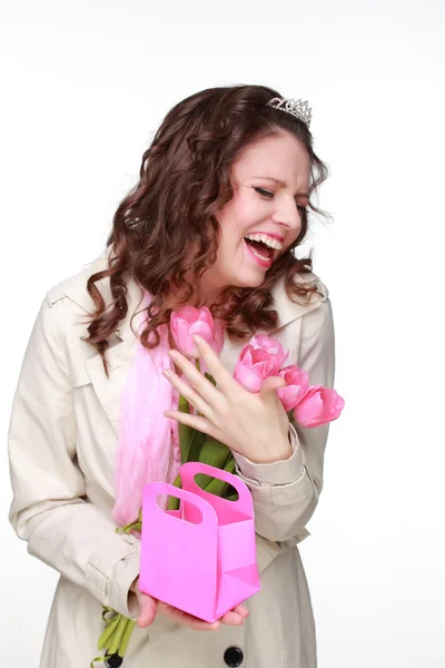 Дівчина з тюльпанами і подарунком — стокове фото