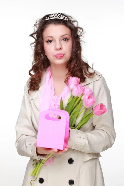 Meisje met tulpen en gift — Stockfoto