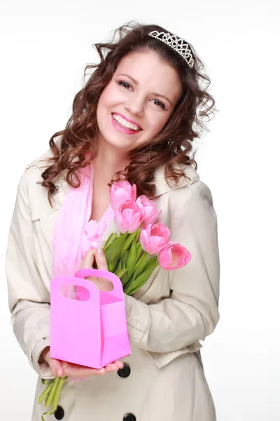 Девушка с тюльпанами и подарком — стоковое фото