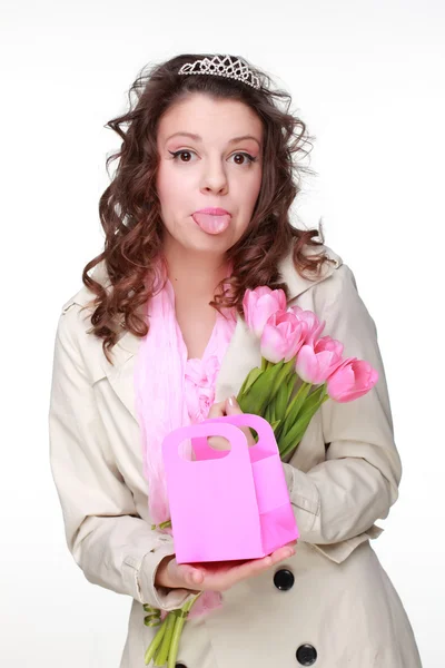 Meisje met tulpen en gift — Stockfoto